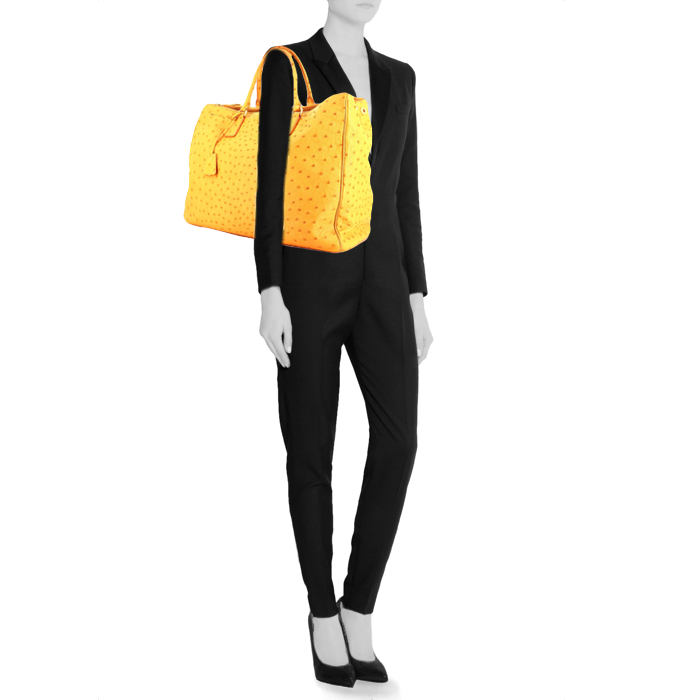 Handbag in yellow ostrich leather - Detail D1