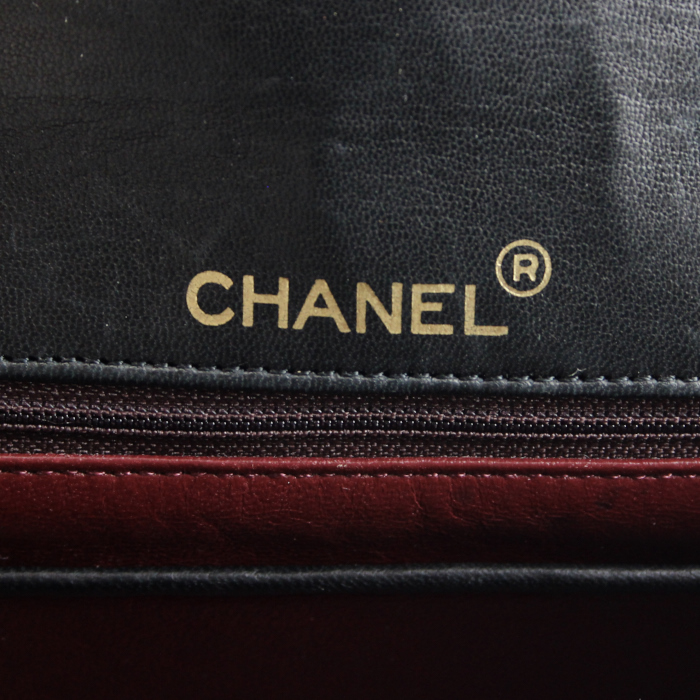 Chanel Timeless Bag in black quilted leather with burgundy piping - Detail D3