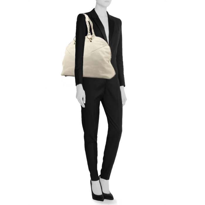 Sac cabas Saint Laurent Muse en cuir grainé crème - Detail D1