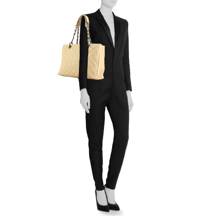 Chanel shopping bag in beige quilted grained leather - Detail D1