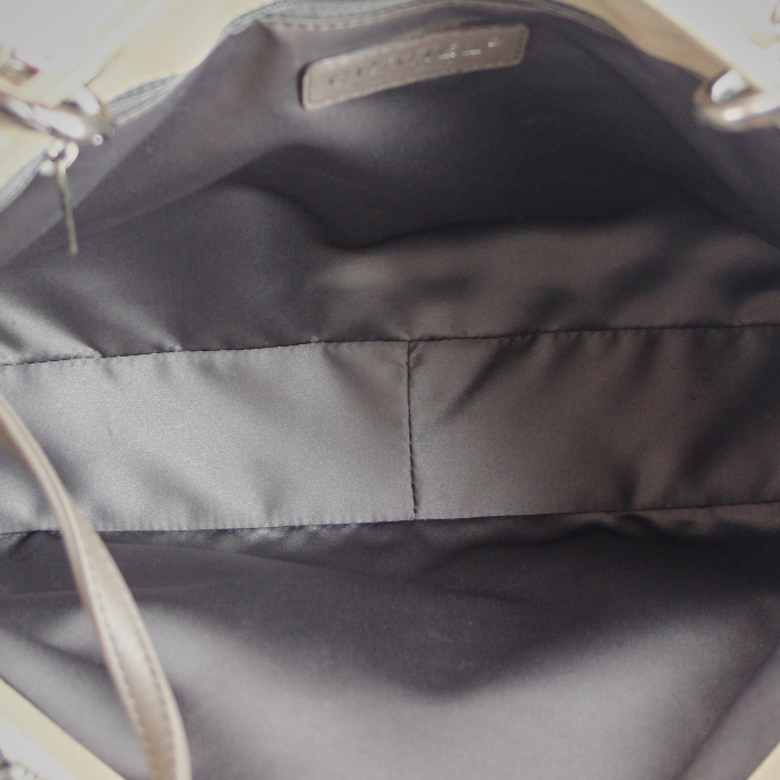 Chanel shopping bag in beige quilted grained leather - Detail D2