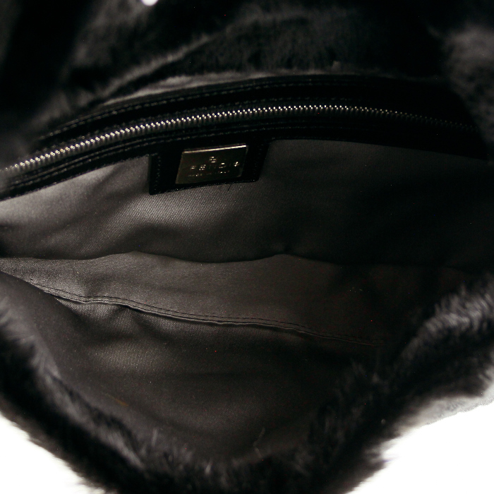 Fendi Baguette Bag in black fur and patent leather - Detail D2