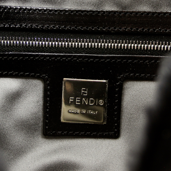 Fendi Baguette Bag in black fur and patent leather - Detail D4