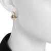 Paire de boucles d'oreilles Chaumet Lien en or blanc - Detail D1 thumbnail