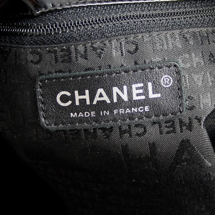 Chanel Grand Shopping Bag in black patent vinyl - Detail D3
