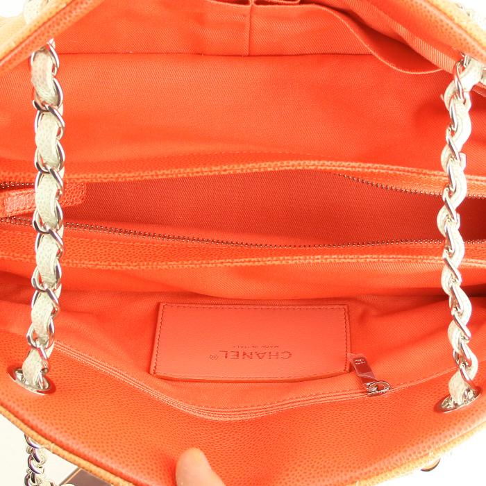 Bolso de mano Chanel Just Mademoiselle en cuero granulado acolchado coral, naranja y beige - Detail D3