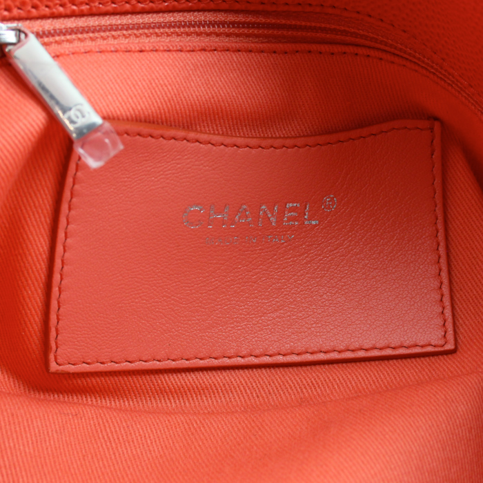Bolso de mano Chanel Just Mademoiselle en cuero granulado acolchado coral, naranja y beige - Detail D4