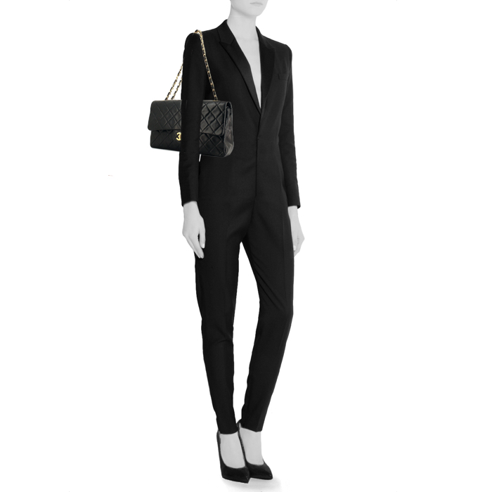 Chanel Timeless Bag in black quilted leather - Detail D1