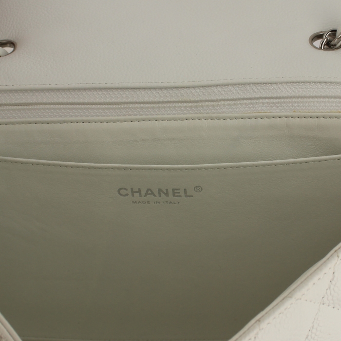 Chanel sac Timeless Jumbo en cuir matelassé blanc  - Detail D3