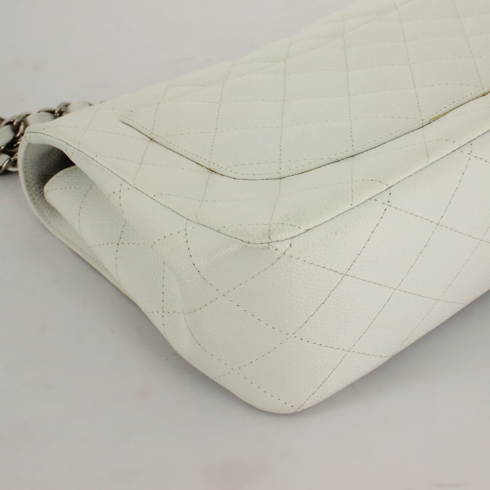 Chanel sac Timeless Jumbo en cuir matelassé blanc  - Detail D4