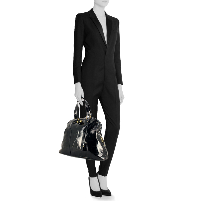 Bolso de mano Yves Saint Laurent Muse modelo grande en charol negro - Detail D1
