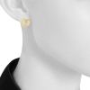O.J. Perrin paire de puces d'oreilles Légende grand modèle en or jaune  - Detail D1 thumbnail