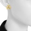 Van Cleef and Arpels paire de boucles d'oreilles Frivoles grand modèle en or jaune et diamants - Detail D1 thumbnail