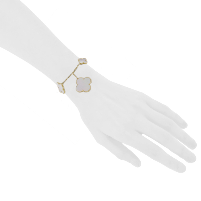 Van Cleef and Arpels bracelet Magic Alhambra en or jaune et nacre - Detail D1