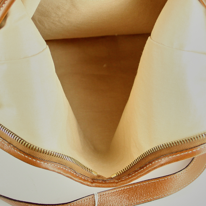 Bolso para llevar al hombro Hermes Massai en cuero color habano - Detail D2