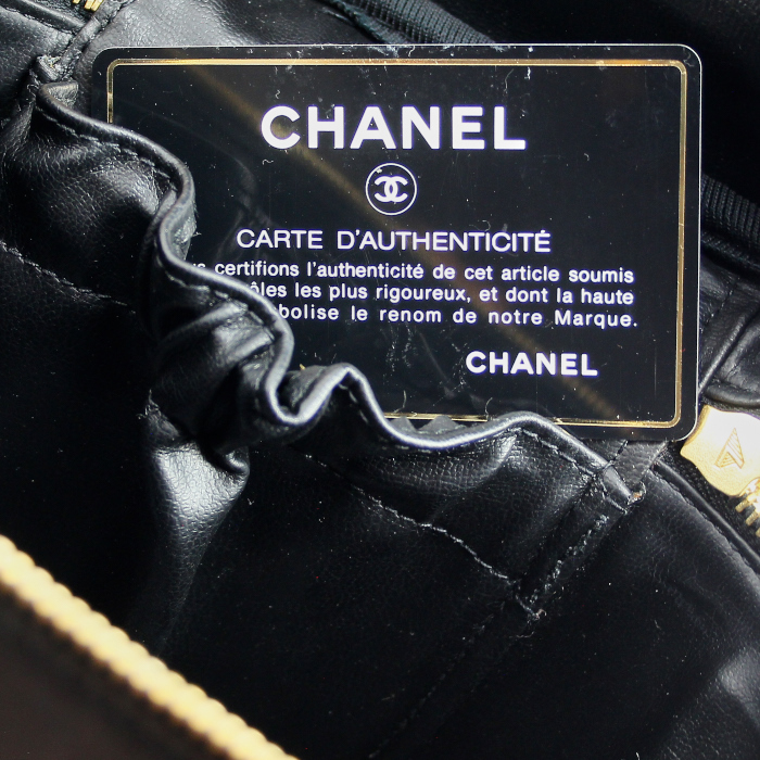Vanity Chanel en cuir box noir - Detail D4