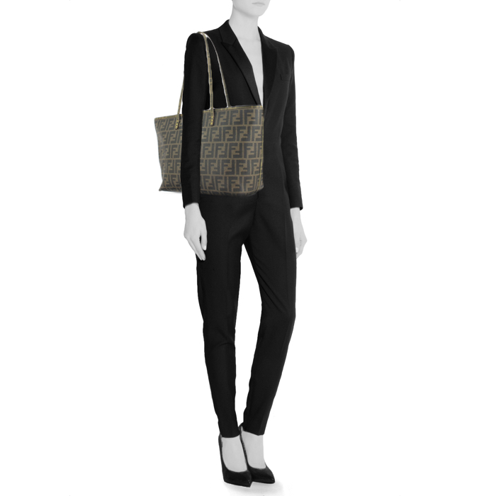 Fendi handbag in brown monogram canvas - Detail D1