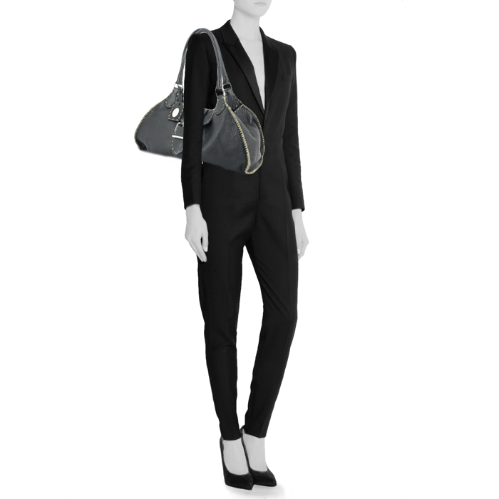 Bolso de mano Fendi en cuero granulado negro - Detail D1