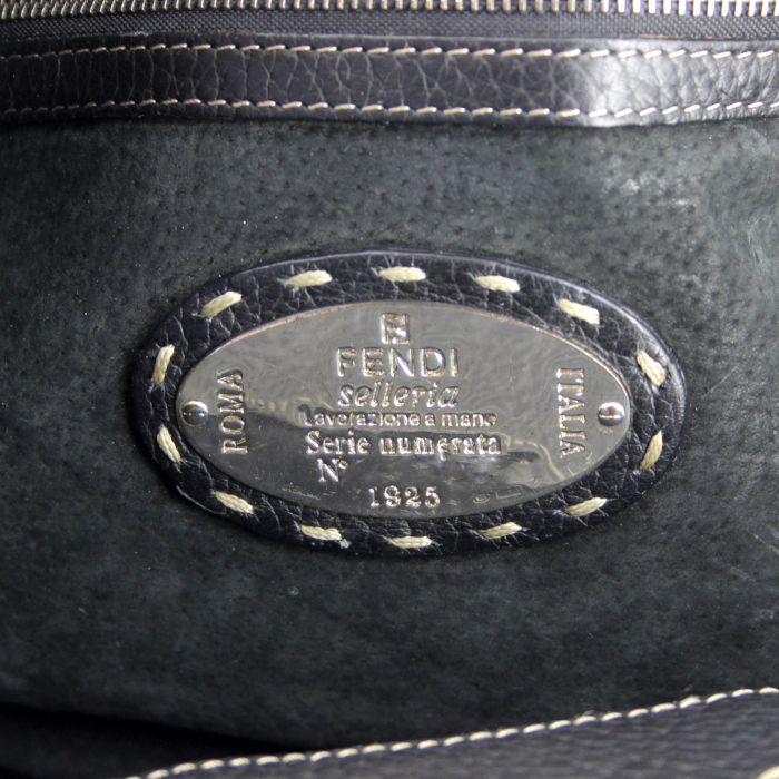Sac à main Fendi Selleria en cuir grainé noir - Detail D3