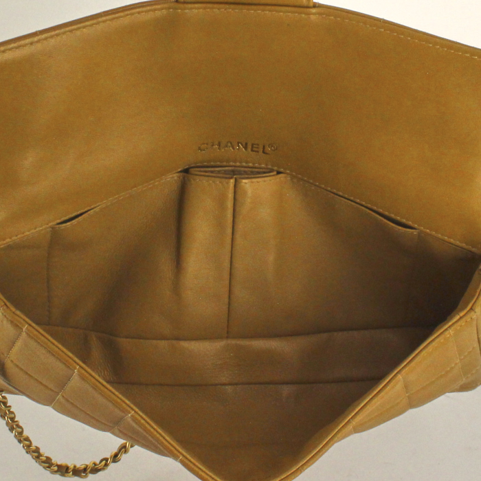 Sac à main Chanel East West en cuir matelassé beige - Detail D2