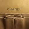 Bolso de mano Chanel East West en cuero acolchado beige - Detail D3 thumbnail