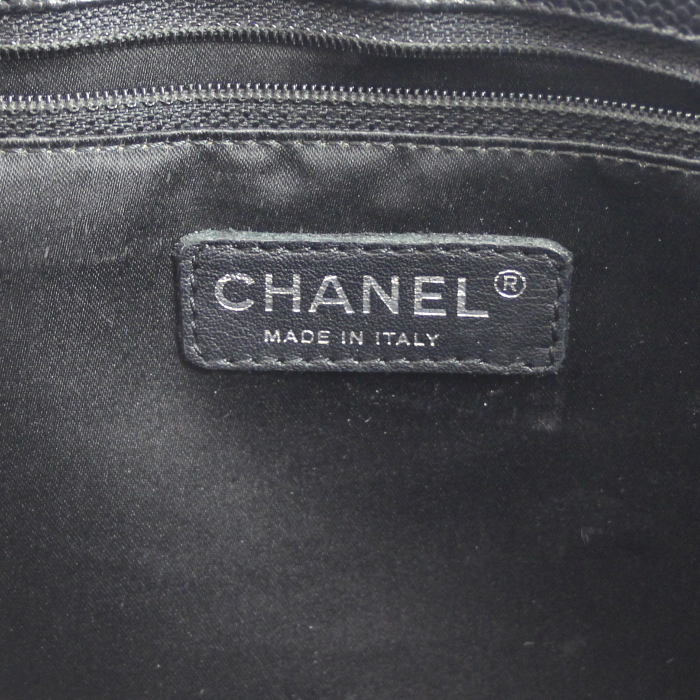 Chanel bolso Cabás en cuero granulado negro - Detail D4