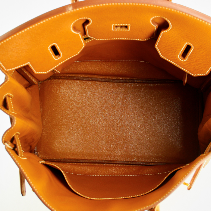 Bolso de mano Hermes Haut à Courroies en cuero epsom color oro - Detail D2