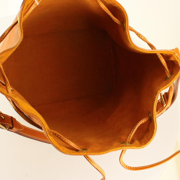 Louis Vuitton sac Grand Noé en cuir épi gold - Detail D2