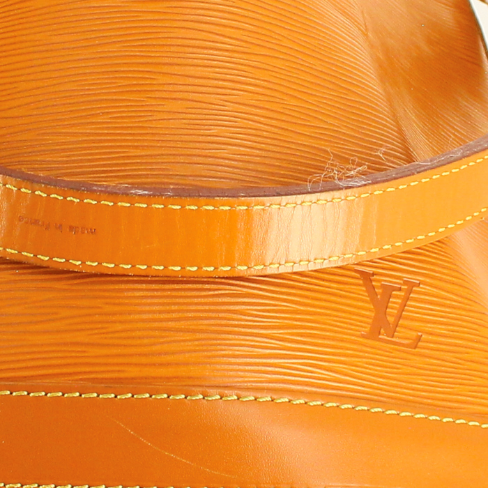 Louis Vuitton sac Grand Noé en cuir épi gold - Detail D4