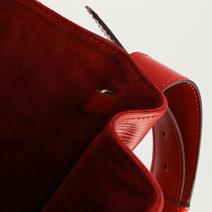 Louis Vuitton sac porté épaule Sac d'épaule en cuir épi rouge - Detail D3