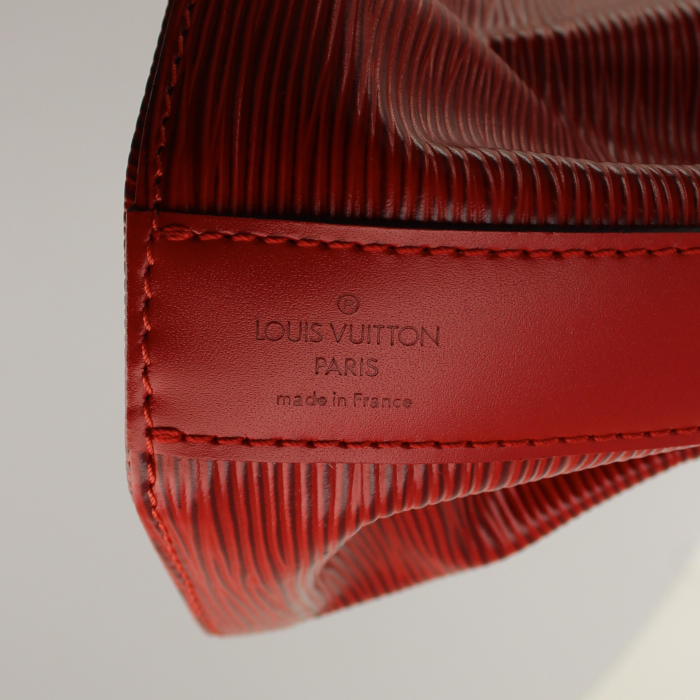 Louis Vuitton bolso para llevar al hombro Sac d'épaule en cuero Epi rojo - Detail D5