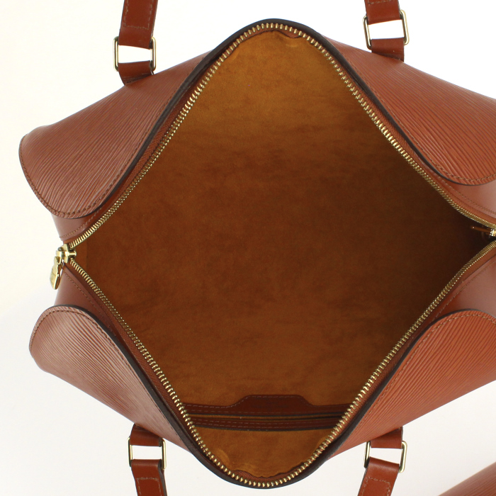 Sac à main Louis Vuitton Soufflot en cuir épi marron - Detail D2