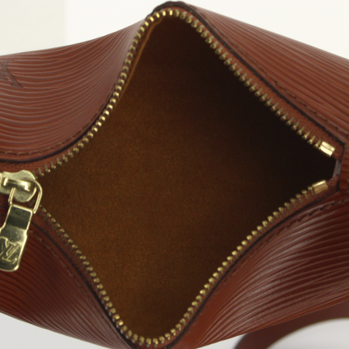 Sac à main Louis Vuitton Soufflot en cuir épi marron - Detail D4