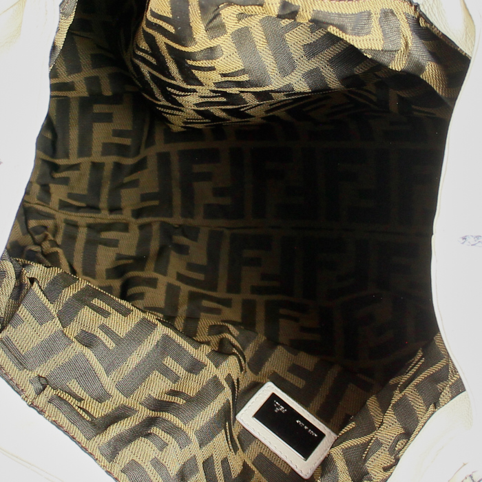 Fendi Spy handbag in white grained leather - Detail D2