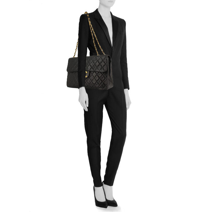 Chanel Maxi Jumbo Bag in black quilted leather - Detail D2