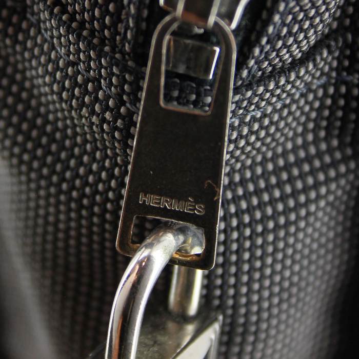 Bolso de mano Hermes Toto Bag en tela gris - Detail D3