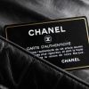 Chanel East West en cuero acolchado negro - Detail D3 thumbnail