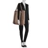 Shopping bag Louis Vuitton Neverfull in tela cerata con motivo a scacchi ebano e pelle marrone - Detail D1 thumbnail