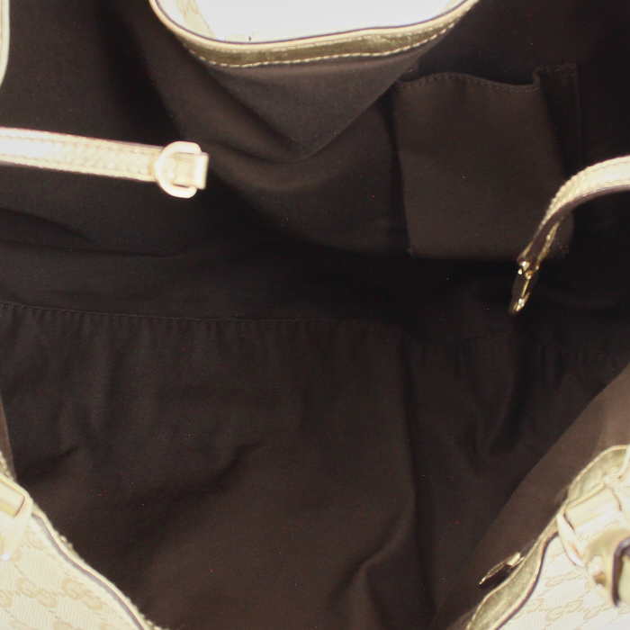 Bolso de mano Gucci en lona Monogram beige y cuero dorado - Detail D2