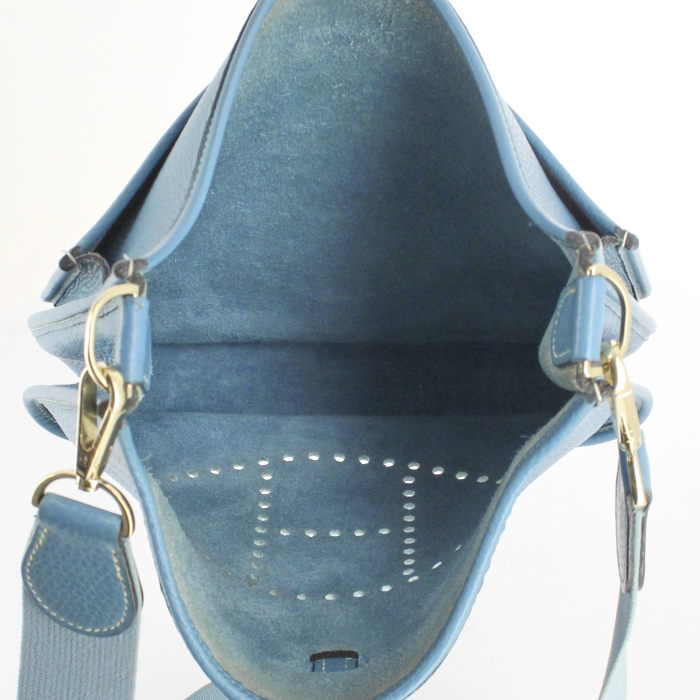 Bolso de mano Hermes Evelyne modelo mediano en cuero taurillon clémence azul - Detail D2