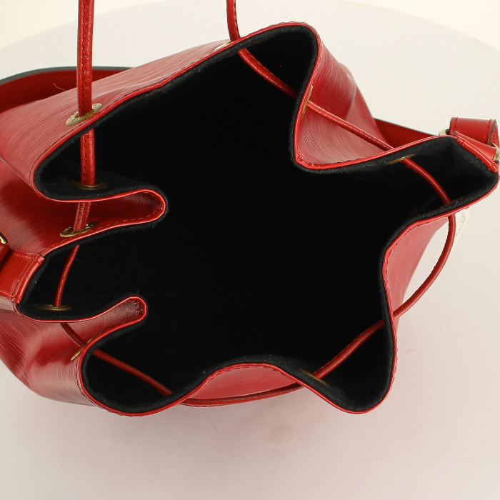 Louis Vuitton bolso de mano petit Noé en cuero Epi rojo - Detail D2
