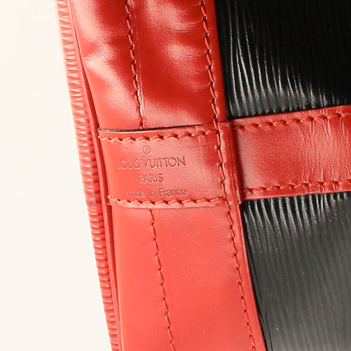 Louis Vuitton sac besace grand modèle en cuir épi bicolore noir et rouge - Detail D3