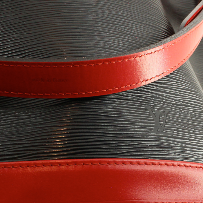 Louis Vuitton sac besace grand modèle en cuir épi bicolore noir et rouge - Detail D4