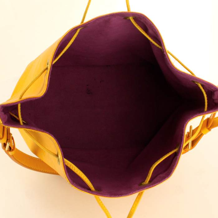 Louis Vuitton sac à main petit Noé en cuir épi jaune - Detail D2