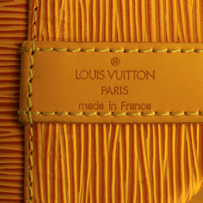 Louis Vuitton bolso de mano petit Noé en cuero Epi amarillo - Detail D4