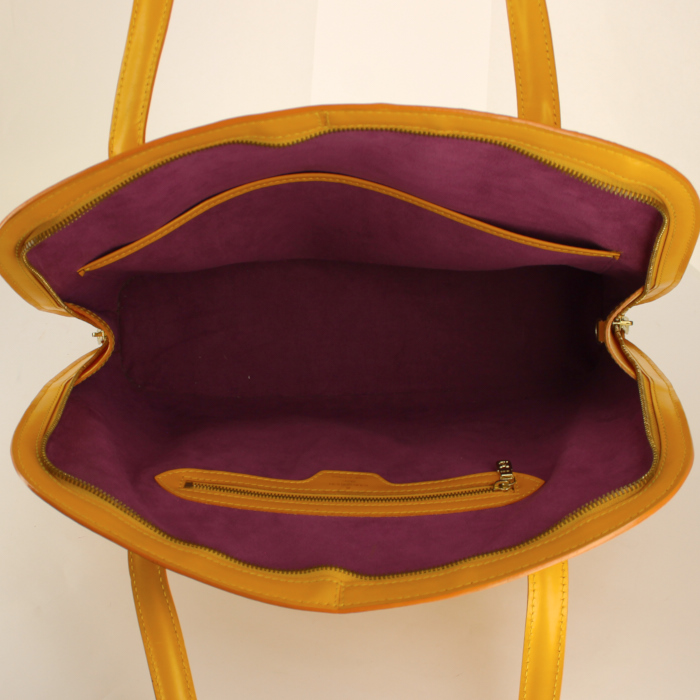 Sac à main Louis Vuitton Lussac en cuir épi jaune - Detail D2