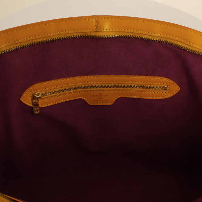 Louis Vuitton Lussac handbag in yellow epi leather - Detail D3
