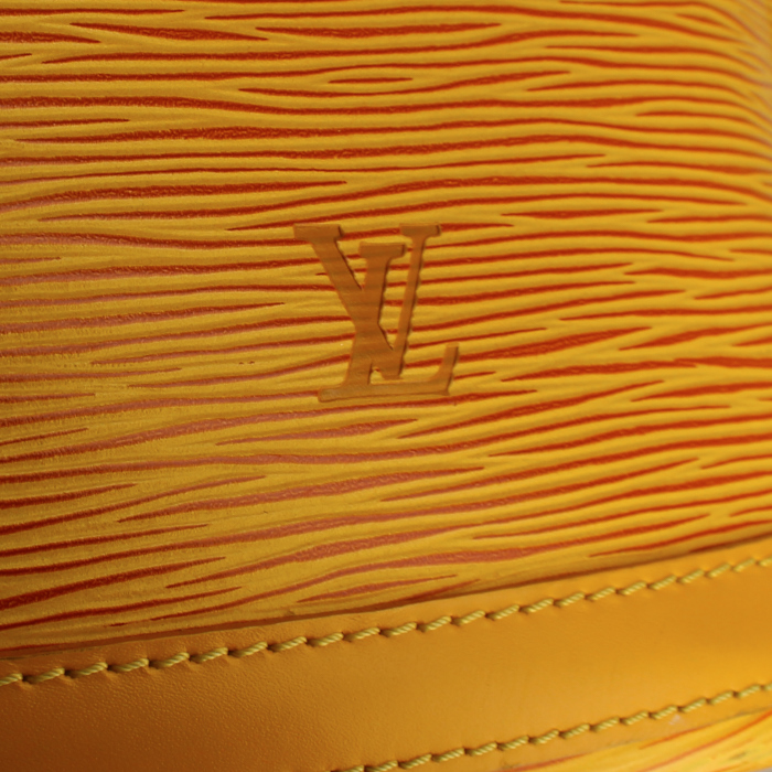 Louis Vuitton Lussac handbag in yellow epi leather - Detail D4