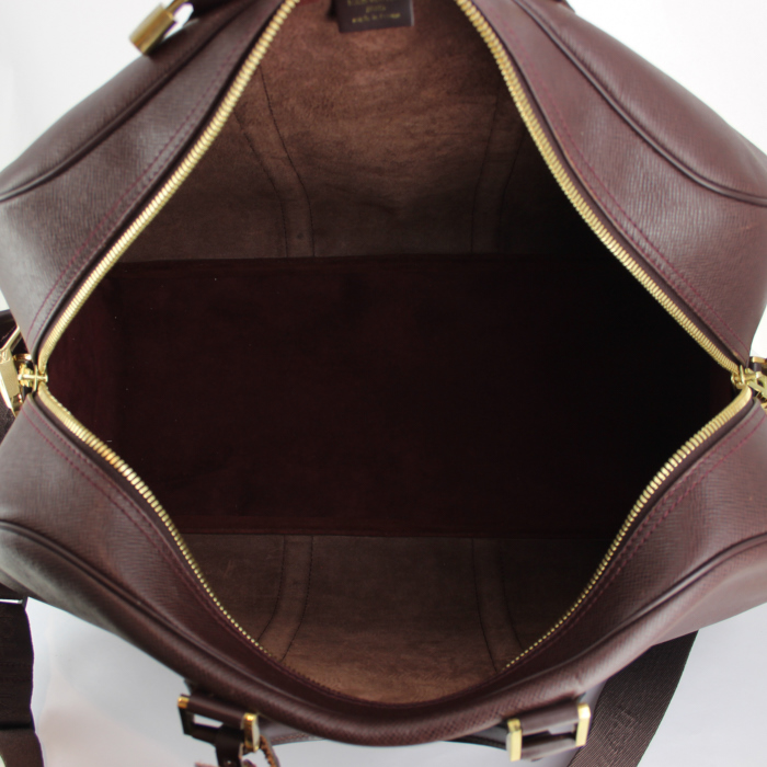 Louis Vuitton Kendall travel bag in burgundy taiga leather - Detail D3