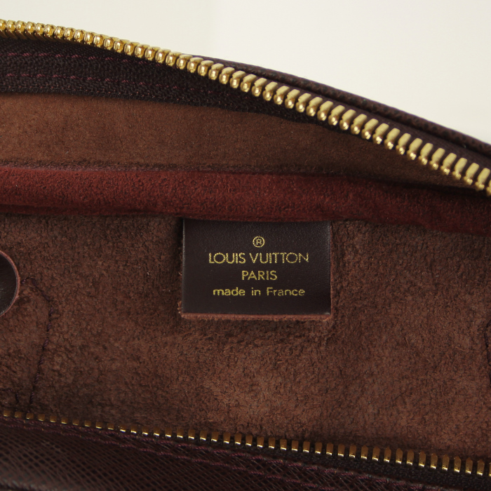 Louis Vuitton Kendall travel bag in burgundy taiga leather - Detail D4